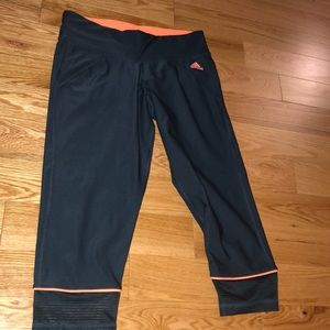 NEVER WORN CROPPED ADIDAS LEGGINGS